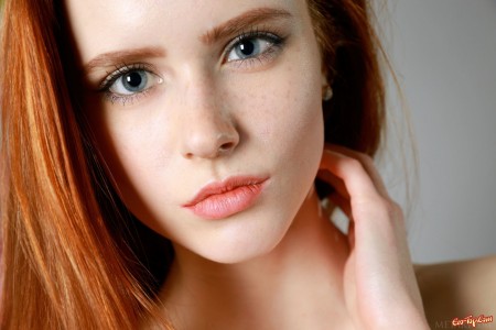 Young  with red hair and a beautiful face with freckles, began to remove the black underwear in front of a photographer to showcase your petite Tits and skinny body P