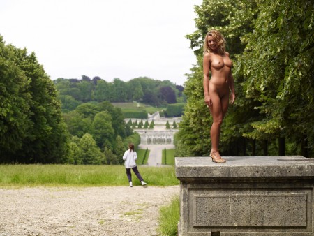 Parisian Garden - Blonde nude in park