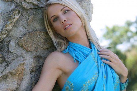 Iveta A Iveta in A blue shawl