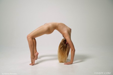 Flexible blonde with a good stretch