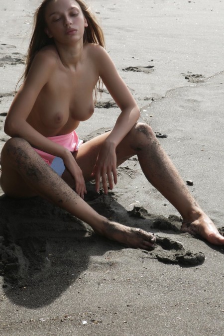 Rinar - Brunette with pretty boobs gets nude on the beach