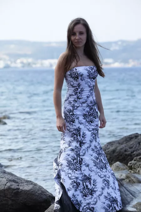 Юкос в платье на берегу моря